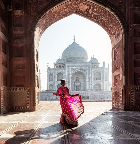 Frau vor Taj Mahal in Indien