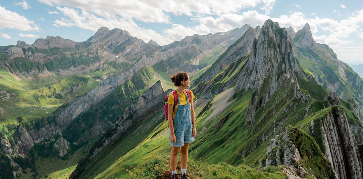 Frau auf einem Berggipfel in der Schweiz