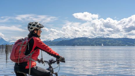 Frau mit Fahrrad am Bodensee