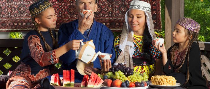 Familie am Essen in Usbekistan