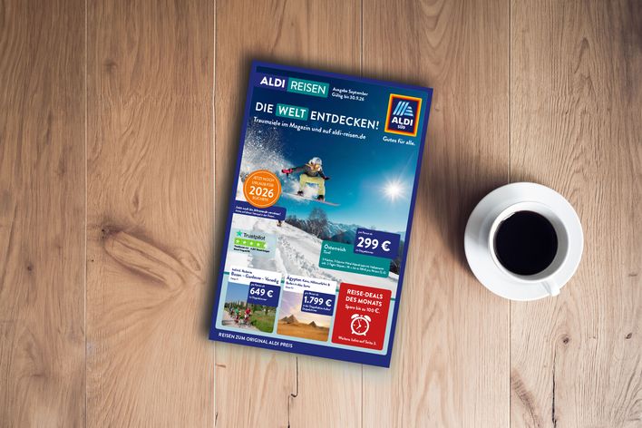 Titel des ALDI Reisemagazins Nord September 2026 auf einem Holztisch