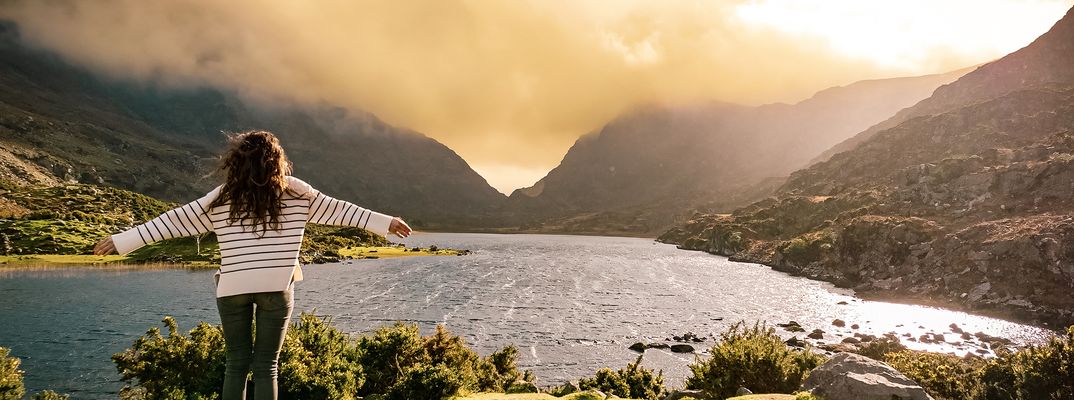 Frau blickt auf den Gap of Dunloe