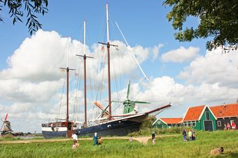 Segelschiff Mare van Fryslan von Boat & Bike Tours vor roten Häusern 