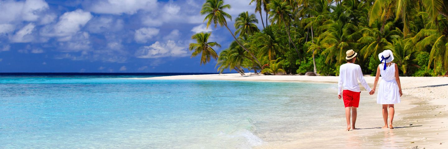 Paar geht am Strand spazieren
