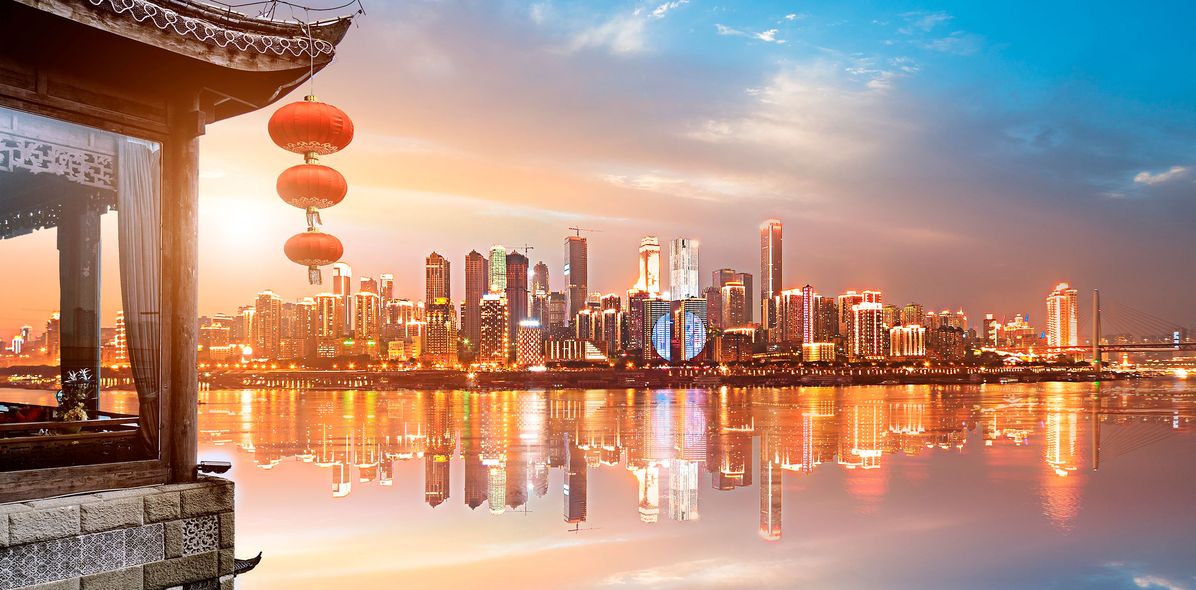 Skyline von Chongqing spiegelt sich im Fluss, Pagode im Vordergrund