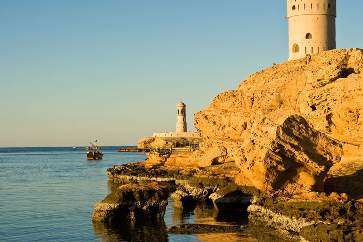 Steilküste bei Sur im Oman mit goldenen Felsen und Blick auf das Meer