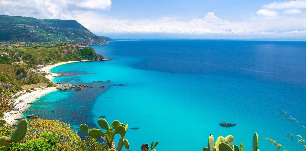 Blick auf Capo Vaticano mit weißen Stränden und leuchtend türkisfarbenem Meer