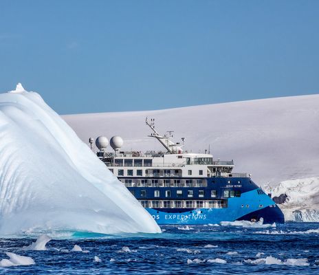 Die Ocean Victory neben einem Eisberg