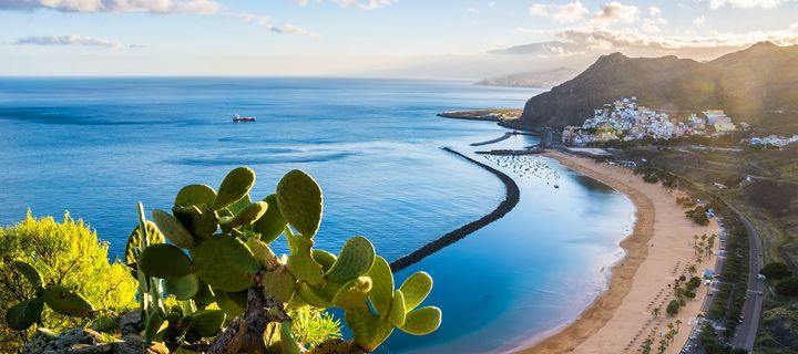 Panoramablick auf den goldenen Sandstrand Playa de las Teresitas nahe Santa Cruz de Tenerife