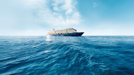 Schiff von Tui Cruises auf dem Meer