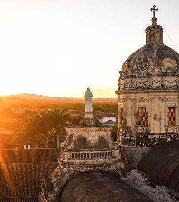 Blick auf den Sonnenuntergang von den Dächern Granadas