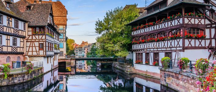 Fachwerkhäuser und Kanal in der historischen Altstadt von Straßburg im Elsass