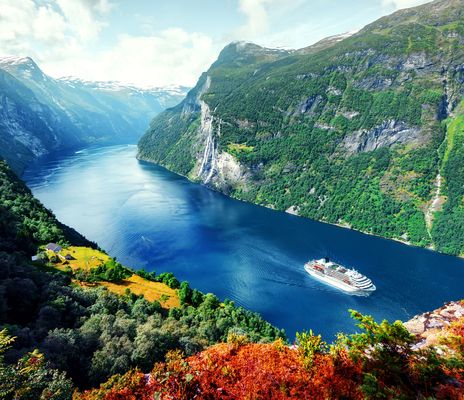 Kreuzfahrtschiff in Fjord im Norwegen