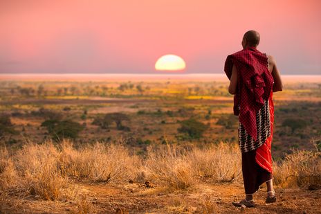 Sonnenuntergang in Kenia mit einer Frau 