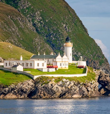 Leuchtturm in der kleine Hafenstadt Lerwick auf den Shetlandinseln