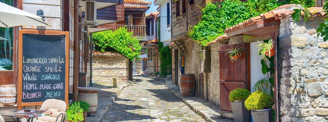 Blick in die verwinkelten Gassen von Nessebar in Bulgarien