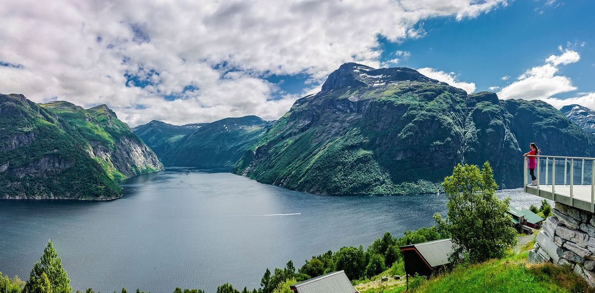Frau genießt Aussicht auf Geirangerfjord in Norwegen, Skandinavien