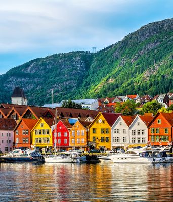 Traditionelle norwegische Hütten am Hafen von Bergen