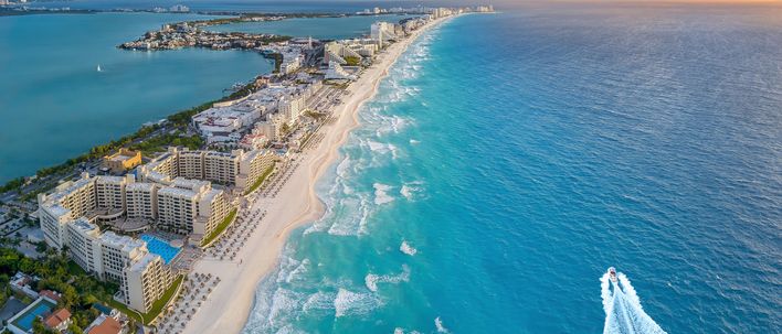 Luftaufnahme von Cancún mit Strand, Hotels und blauem Wasser