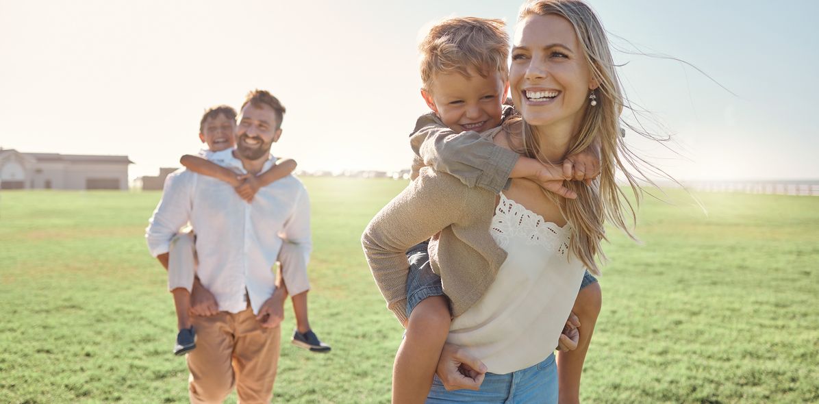 Familie beim Spazierengehen auf einer Wiese