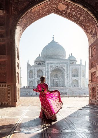 Frau vor Taj Mahal in Indien