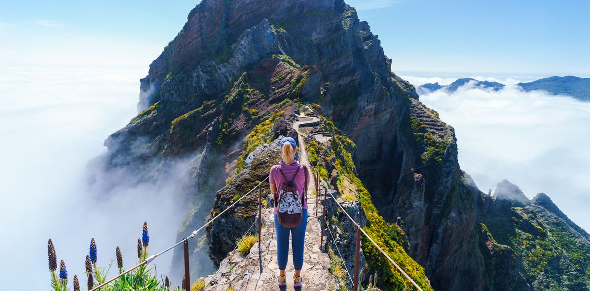 Eine Frau wandert auf den Pico do Arieiro