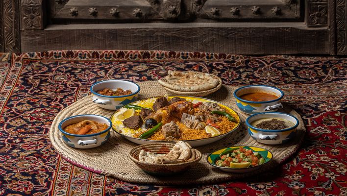 Traditionelles saudisches Essen mit Reis, Fleisch und Beilagen
