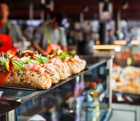 Sandwich aus Meeresfrüchten auf dem Fischmarkt von Bergen, Norwegen