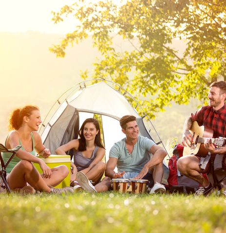 Gruppe beim Camping auf der Wiese