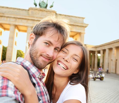 Ein Paar in Berlin vor dem Brandenburger Tor