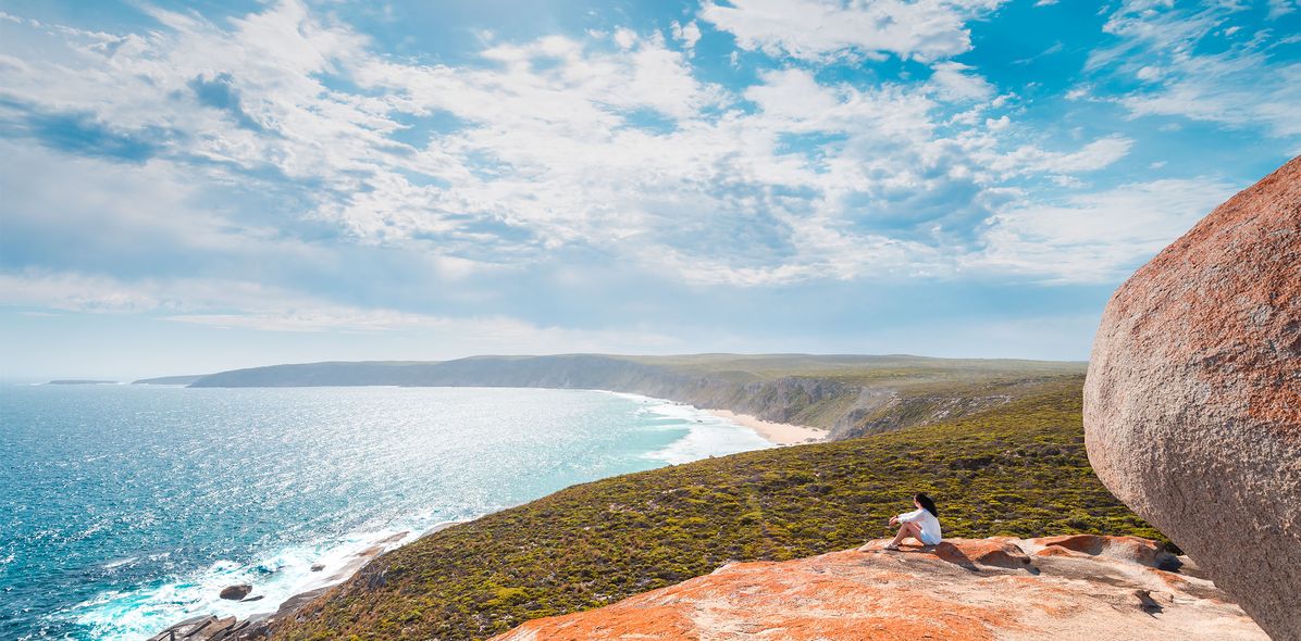 Frau sitzt an Küste auf Kangaroo Island in Australien