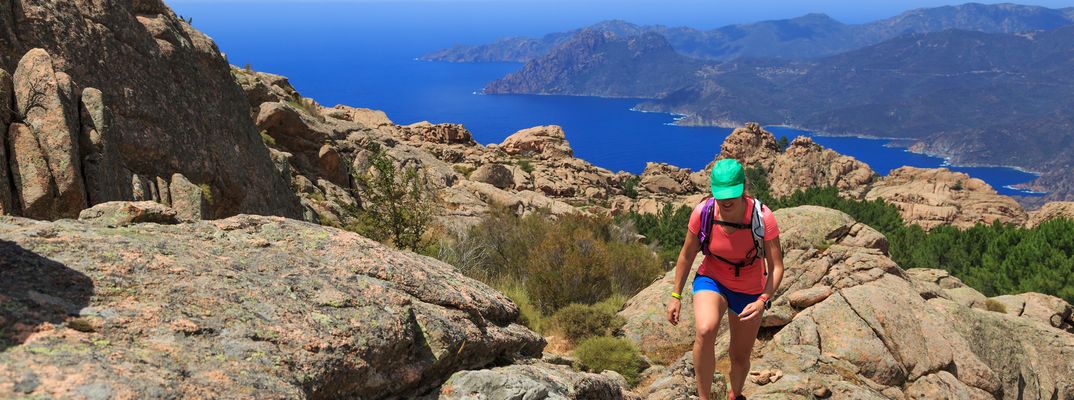 Frau wandert auf Felszügen