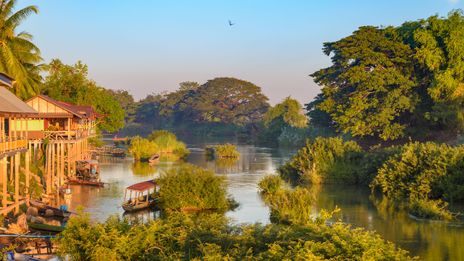 Panoramablick auf den Mekong-Fluss mit tropischer Landschaft in Laos