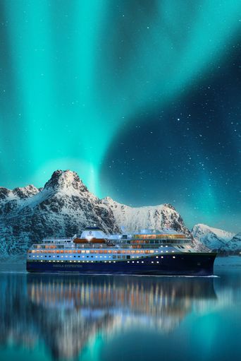 MS Havila Capella vor den Polarlichtern