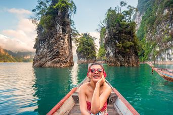 Frau mit roter Sonnenbrille bei einer Bootsfahrt im Khao Sok Nationalpark