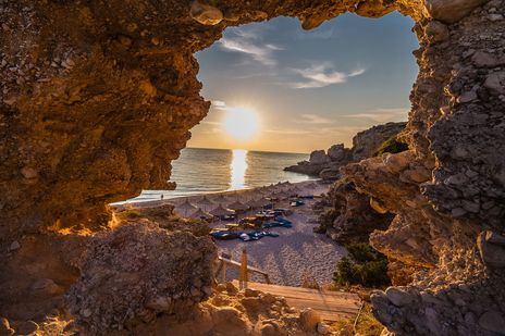 Sonnenuntergang über dem Strand von Himarë, Albanien