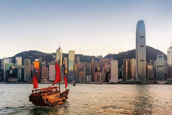 Skyline von Hongkong mit Boot