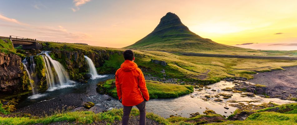 Ein Mann vor dem Kirkjufell in Island