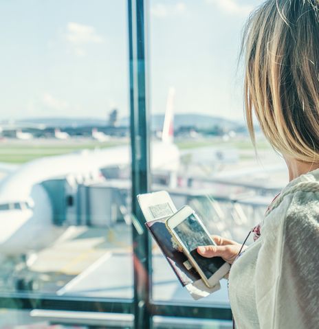 Frau am Flughafen