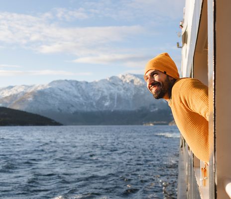 Mann auf einem Kreuzfahrtschiff