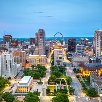 Die Skyline von St. Louis in den USA am Abend 