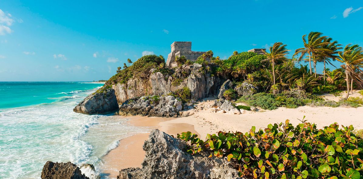 Küste von Tulum mit Maya-Ruinen auf Klippe über dem türkisfarbenem Meer
