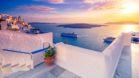 Kreuzfahrtschiff vor Santorini
