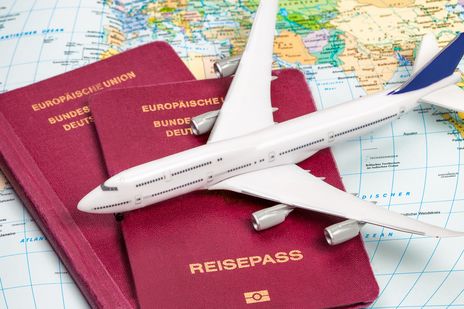 Reisepass mit Flugzeug