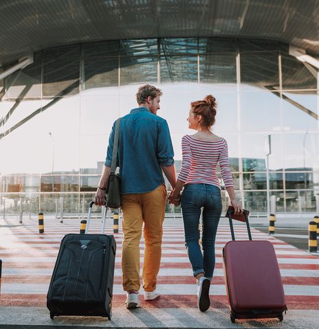 Paar mit Koffern am Flughafen