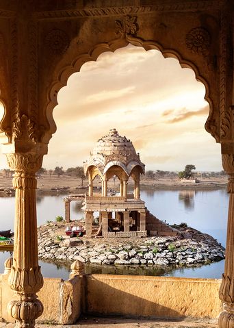 Tempel am Seeufer in Rajasthan bei Sonnenuntergang