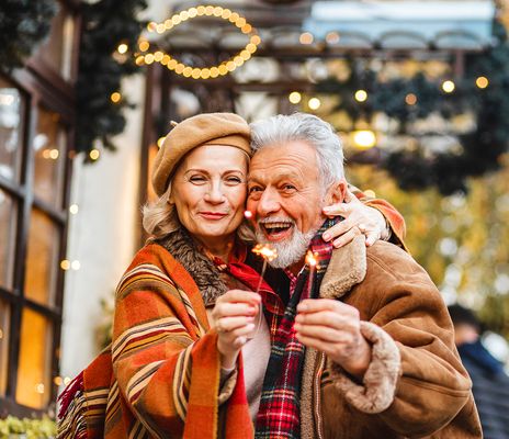 Ein Paar schlendert durch die weihnachtlich geschmückte Stadt