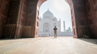 Mann vor Taj Mahal