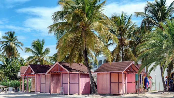 Bunte Häuser am Strand von Antigua