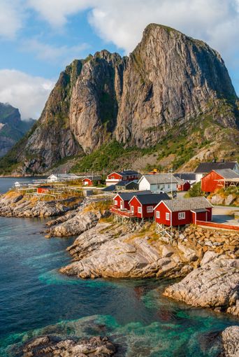 Blick auf rote Häuser auf den Lofoten-Inseln